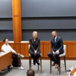David Beckham Instagram - Who would have thought the boy from east london talks at Harvard 😂 huge honour today spending time with @anitaelberse at @Harvard @HarvardHBS thank you to Anita & all the students ❤️ @jamiejsalter