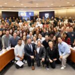David Beckham Instagram - Who would have thought the boy from east london talks at Harvard 😂 huge honour today spending time with @anitaelberse at @Harvard @HarvardHBS thank you to Anita & all the students ❤️ @jamiejsalter