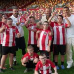 David Beckham Instagram - So inspiring for me and @romeobeckham to spend time with the Brentford Penguins and present their amazing coach Allan Cockram with the #WhoCaresWins Unsung Hero Award. Allan gives so much of his time and love to @planet_penguin_, one of the UK’s only teams for children with Down Syndrome. Just love seeing how happy football makes these brilliant kids ❤️
