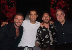 David Beckham Instagram - la cena perfecta.. familia 🩷🖤 @victoriabeckham @leomessi antonelaroccuzzo @5sergiob @elenagalera @ale_mas #JorgeMas 🩷🖤 @intermiamicf