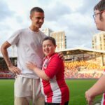 David Beckham Instagram - So inspiring for me and @romeobeckham to spend time with the Brentford Penguins and present their amazing coach Allan Cockram with the #WhoCaresWins Unsung Hero Award. Allan gives so much of his time and love to @planet_penguin_, one of the UK’s only teams for children with Down Syndrome. Just love seeing how happy football makes these brilliant kids ❤️