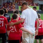 David Beckham Instagram - So inspiring for me and @romeobeckham to spend time with the Brentford Penguins and present their amazing coach Allan Cockram with the #WhoCaresWins Unsung Hero Award. Allan gives so much of his time and love to @planet_penguin_, one of the UK’s only teams for children with Down Syndrome. Just love seeing how happy football makes these brilliant kids ❤️