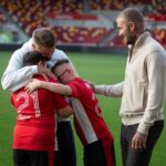 David Beckham Instagram - So inspiring for me and @romeobeckham to spend time with the Brentford Penguins and present their amazing coach Allan Cockram with the #WhoCaresWins Unsung Hero Award. Allan gives so much of his time and love to @planet_penguin_, one of the UK’s only teams for children with Down Syndrome. Just love seeing how happy football makes these brilliant kids ❤️