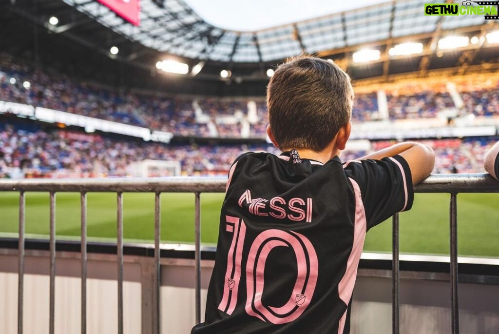 David Beckham Instagram - Where dreams are made of..🩷🖤 Thank you NYC 🩷🖤 Great win on the road @intermiamicf 🩷🖤