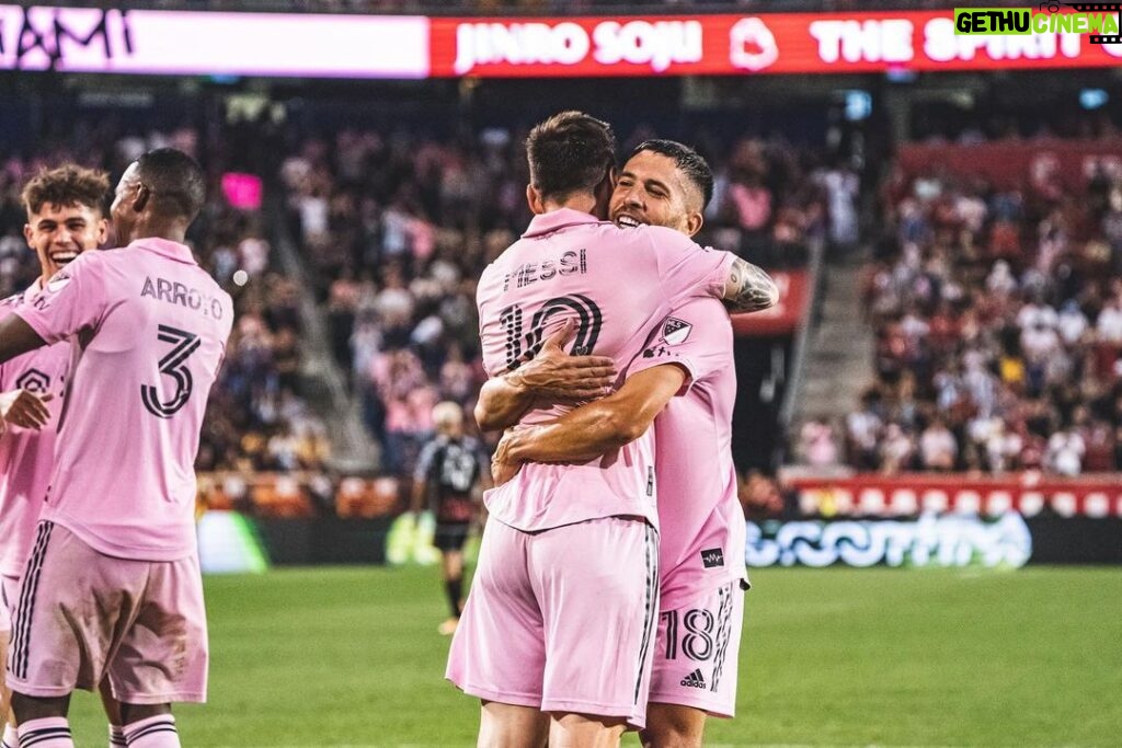 David Beckham Instagram - Where dreams are made of..🩷🖤 Thank you NYC 🩷🖤 Great win on the road @intermiamicf 🩷🖤