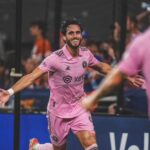 David Beckham Instagram - Another great night in pink 🩷 A great performance from the team to reach another final 🩷🖤 @intermiamicf very proud 🩷🖤
