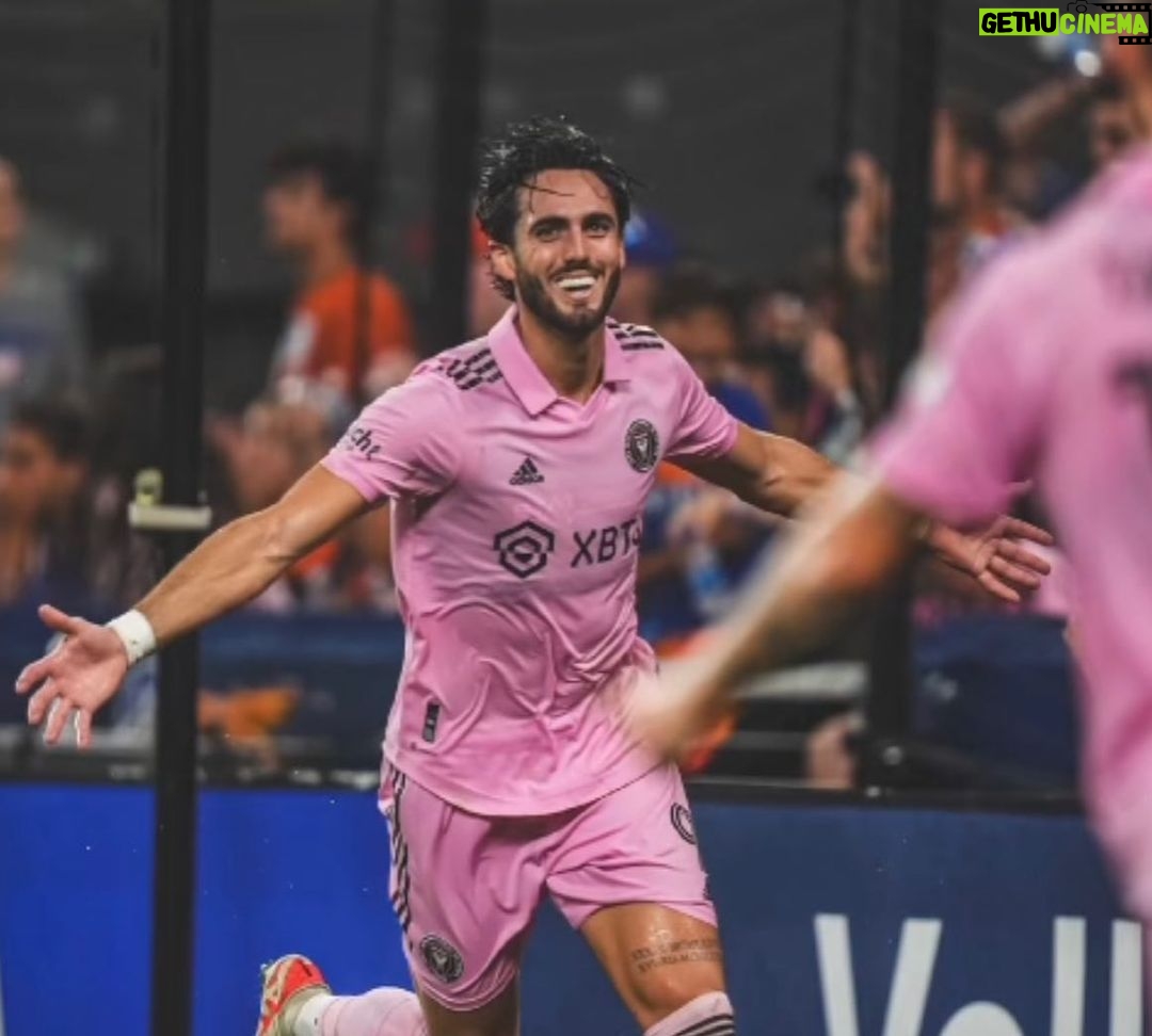 David Beckham Instagram - Another great night in pink 🩷 A great performance from the team to reach another final 🩷🖤 @intermiamicf very proud 🩷🖤