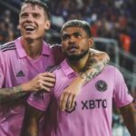 David Beckham Instagram - Another great night in pink 🩷 A great performance from the team to reach another final 🩷🖤 @intermiamicf very proud 🩷🖤