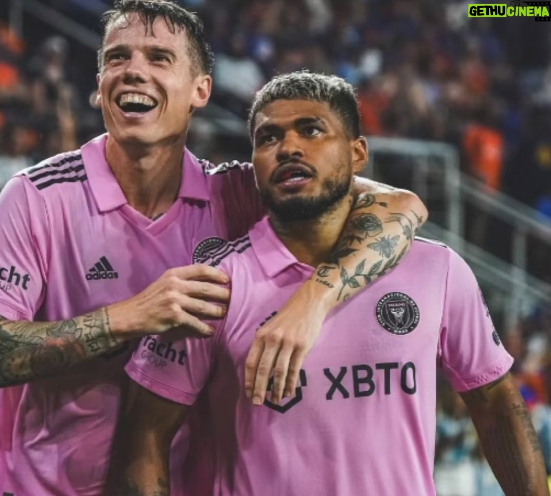 David Beckham Instagram - Another great night in pink 🩷 A great performance from the team to reach another final 🩷🖤 @intermiamicf very proud 🩷🖤