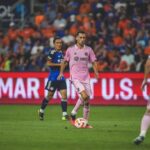 David Beckham Instagram - Another great night in pink 🩷 A great performance from the team to reach another final 🩷🖤 @intermiamicf very proud 🩷🖤