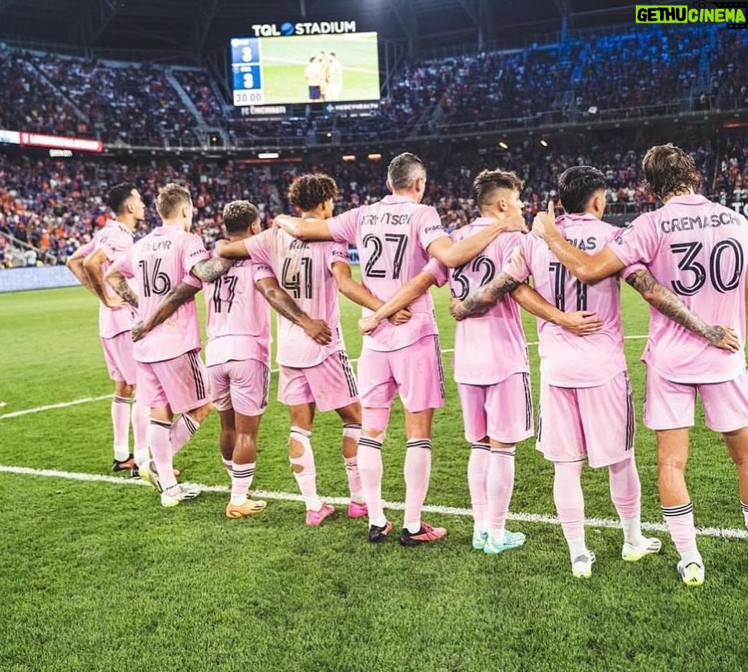 David Beckham Instagram - Another great night in pink 🩷 A great performance from the team to reach another final 🩷🖤 @intermiamicf very proud 🩷🖤