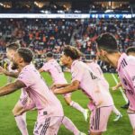 David Beckham Instagram - Another great night in pink 🩷 A great performance from the team to reach another final 🩷🖤 @intermiamicf very proud 🩷🖤