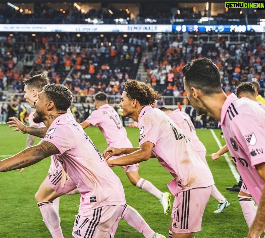 David Beckham Instagram - Another great night in pink 🩷 A great performance from the team to reach another final 🩷🖤 @intermiamicf very proud 🩷🖤