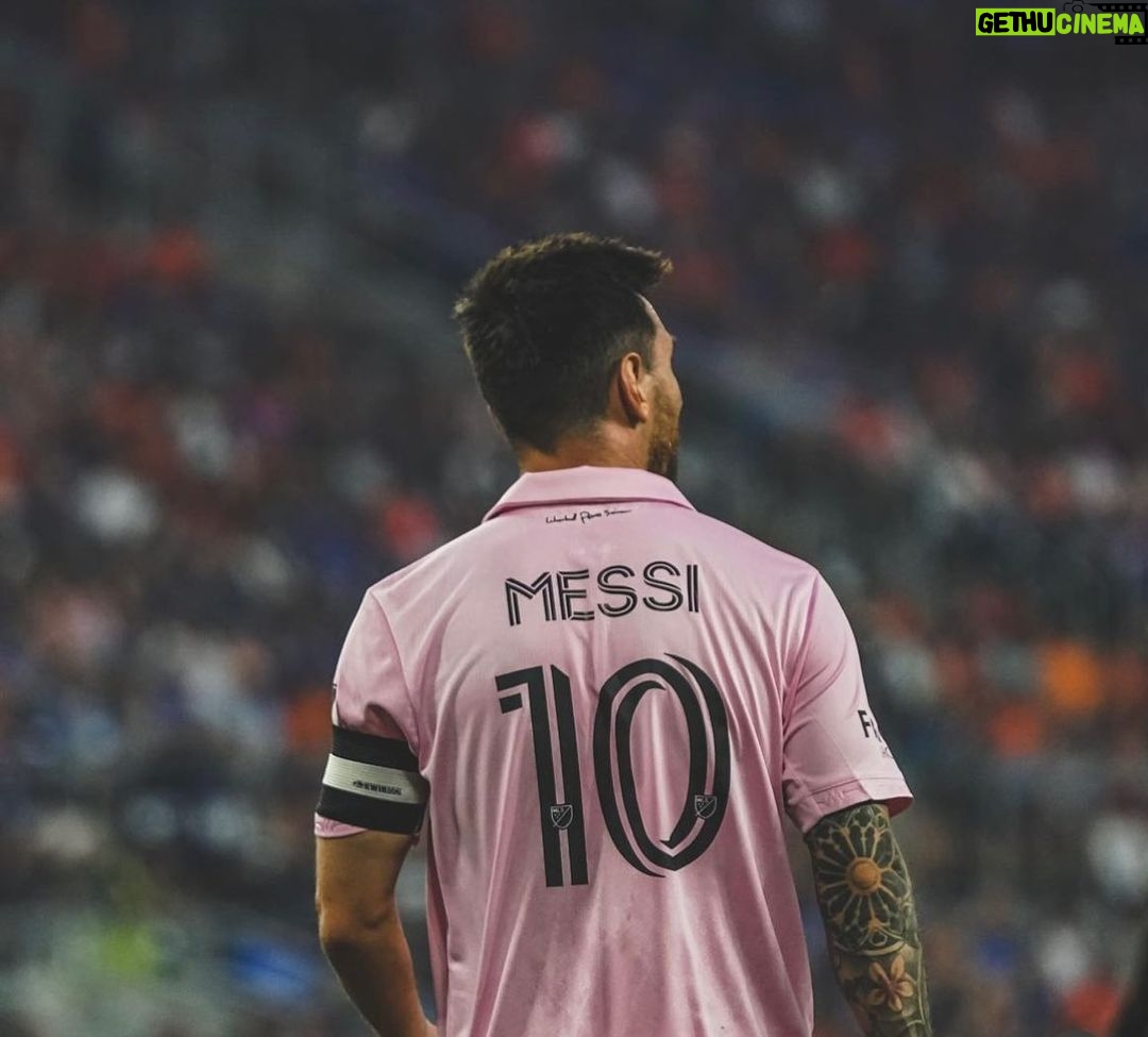 David Beckham Instagram - Another great night in pink 🩷 A great performance from the team to reach another final 🩷🖤 @intermiamicf very proud 🩷🖤