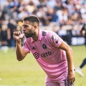 David Beckham Instagram - Another amazing night in Pink 🩷🖤 What a moment for OUR team , OUR fans , OUR club 🩷🖤 first final in our history @intermiamicf SO PROUD 🩷🖤