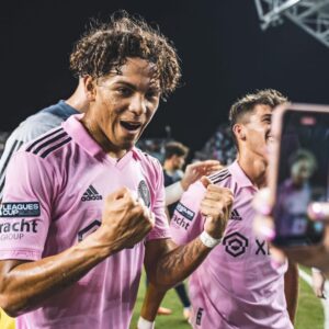 David Beckham Instagram - Another amazing night in Pink 🩷🖤 What a moment for OUR team , OUR fans , OUR club 🩷🖤 first final in our history @intermiamicf SO PROUD 🩷🖤