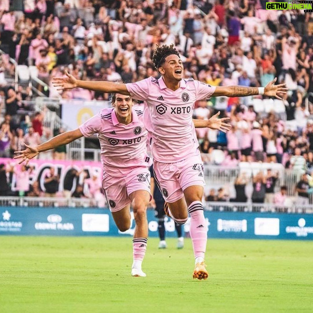 David Beckham Instagram - The future is PINK 🩷 Nothing makes me more proud than watching our young players realise their dreams. Tonight we see homegrown talent represent our club in the @leaguescup semi-final... Yesterday we welcomed Toto and Facu to the club, joining Diego as part of the MLS U22 initiative #FreedomToDream 🩷🖤 @facufarias10 @totoaviles_ @diegogomez__06 @benjacremaschi @davidruizz41 @noahhh.allen
