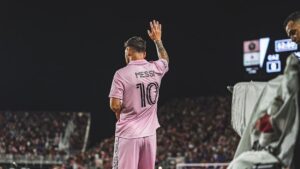 David Beckham Instagram - Incredible night in Miami 🔥Thank you to all the fans for creating such a special atmosphere, I’m so proud of this club 🩷🖤 We’ve just witnessed greatness… #FreedomToDream @intermiamicf @leomessi