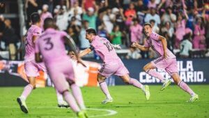 David Beckham Instagram - Incredible night in Miami 🔥Thank you to all the fans for creating such a special atmosphere, I’m so proud of this club 🩷🖤 We’ve just witnessed greatness… #FreedomToDream @intermiamicf @leomessi