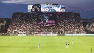 David Beckham Instagram - Incredible night in Miami 🔥Thank you to all the fans for creating such a special atmosphere, I’m so proud of this club 🩷🖤 We’ve just witnessed greatness… #FreedomToDream @intermiamicf @leomessi