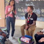 David Beckham Instagram - Incredible to finally visit this amazing country… it’s been such a special few days visiting local communities and children’s initiatives with @unicefindia, as well as attending the Cricket World Cup with @sachintendulkar as @unicef global ambassadors 🏏 I can’t wait to come back 💙🧡 India