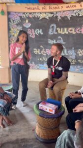 David Beckham Instagram - Incredible to finally visit this amazing country… it’s been such a special few days visiting local communities and children’s initiatives with @unicefindia, as well as attending the Cricket World Cup with @sachintendulkar as @unicef global ambassadors 🏏 I can’t wait to come back 💙🧡 India