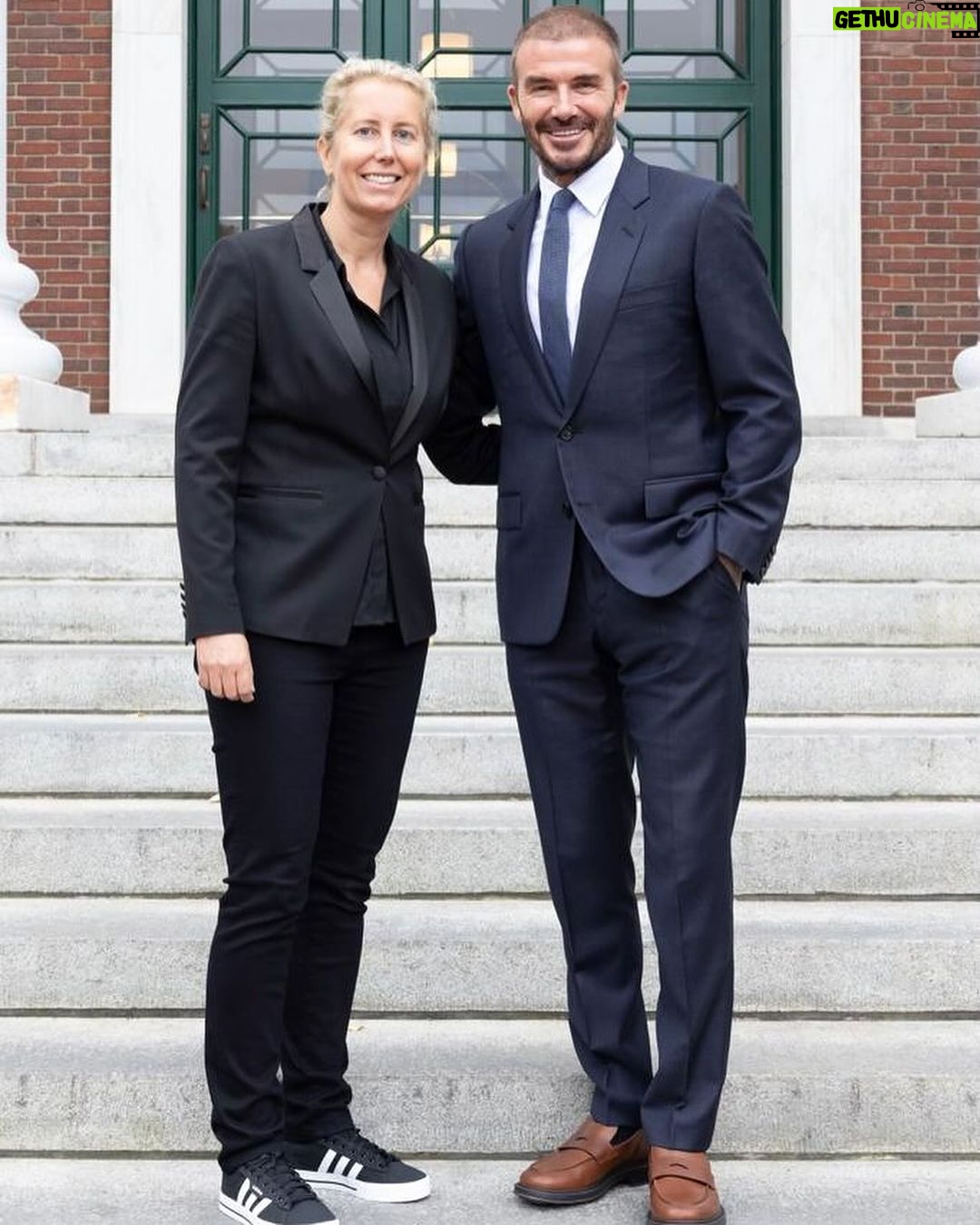 David Beckham Instagram - Who would have thought the boy from east london talks at Harvard 😂 huge honour today spending time with @anitaelberse at @Harvard @HarvardHBS thank you to Anita & all the students ❤️ @jamiejsalter