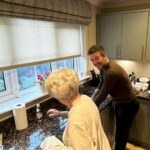 David Beckham Instagram - Lunch with mum & then the dishes with a few laughs 🩷 love u mum @sandra_beckham49 @jo_jo_beckham_ who didn’t do dishes SHOCKER 😂 chips were ok though @victoriabeckham @cruzbeckham #HarperSeven 🩷