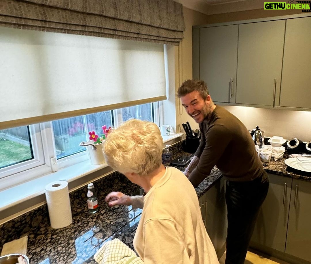 David Beckham Instagram - Lunch with mum & then the dishes with a few laughs 🩷 love u mum @sandra_beckham49 @jo_jo_beckham_ who didn’t do dishes SHOCKER 😂 chips were ok though @victoriabeckham @cruzbeckham #HarperSeven 🩷