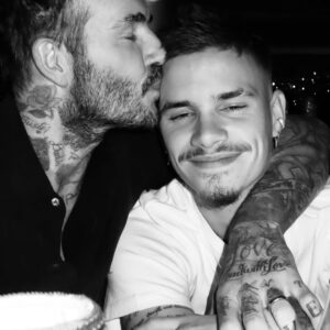 David Beckham Instagram - Merry Christmas to my amazing family & feeling very thankful for everything they do for me , love you all 🩷 @victoriabeckham @brooklynpeltzbeckham @romeobeckham @cruzbeckham #HarperSeven @nicolaannepeltzbeckham 🩷