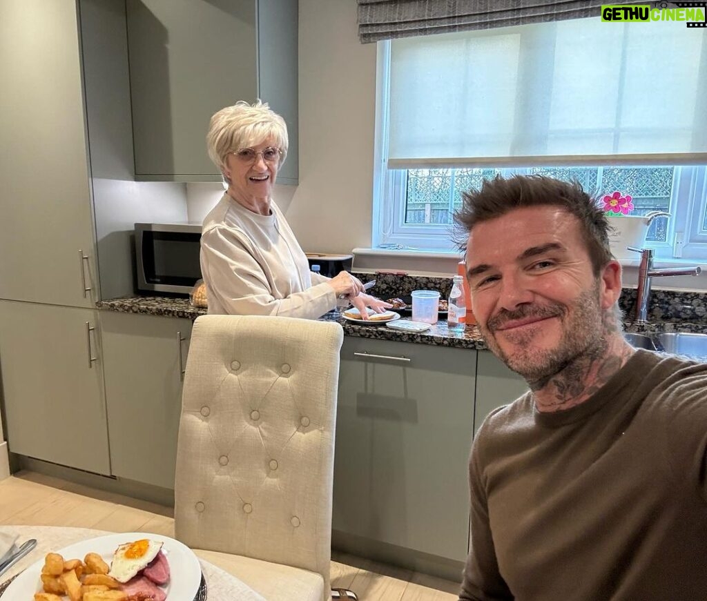 David Beckham Instagram - Lunch with mum & then the dishes with a few laughs 🩷 love u mum @sandra_beckham49 @jo_jo_beckham_ who didn’t do dishes SHOCKER 😂 chips were ok though @victoriabeckham @cruzbeckham #HarperSeven 🩷