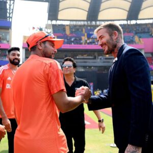 David Beckham Instagram - What an incredible atmosphere… Thanks to @unicef and @sachintendulkar for making me so welcome at the Cricket World Cup 🏏🏆 These fans have such amazing energy 👏🏼 #CWC23