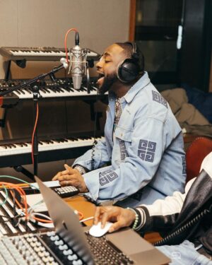 Davido Instagram - Pushing boundaries with Global music 🌎❤️⏳🧠💿 how was your weekend???