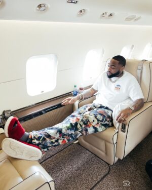 Davido Instagram - Pushing boundaries with Global music 🌎❤️⏳🧠💿 how was your weekend???