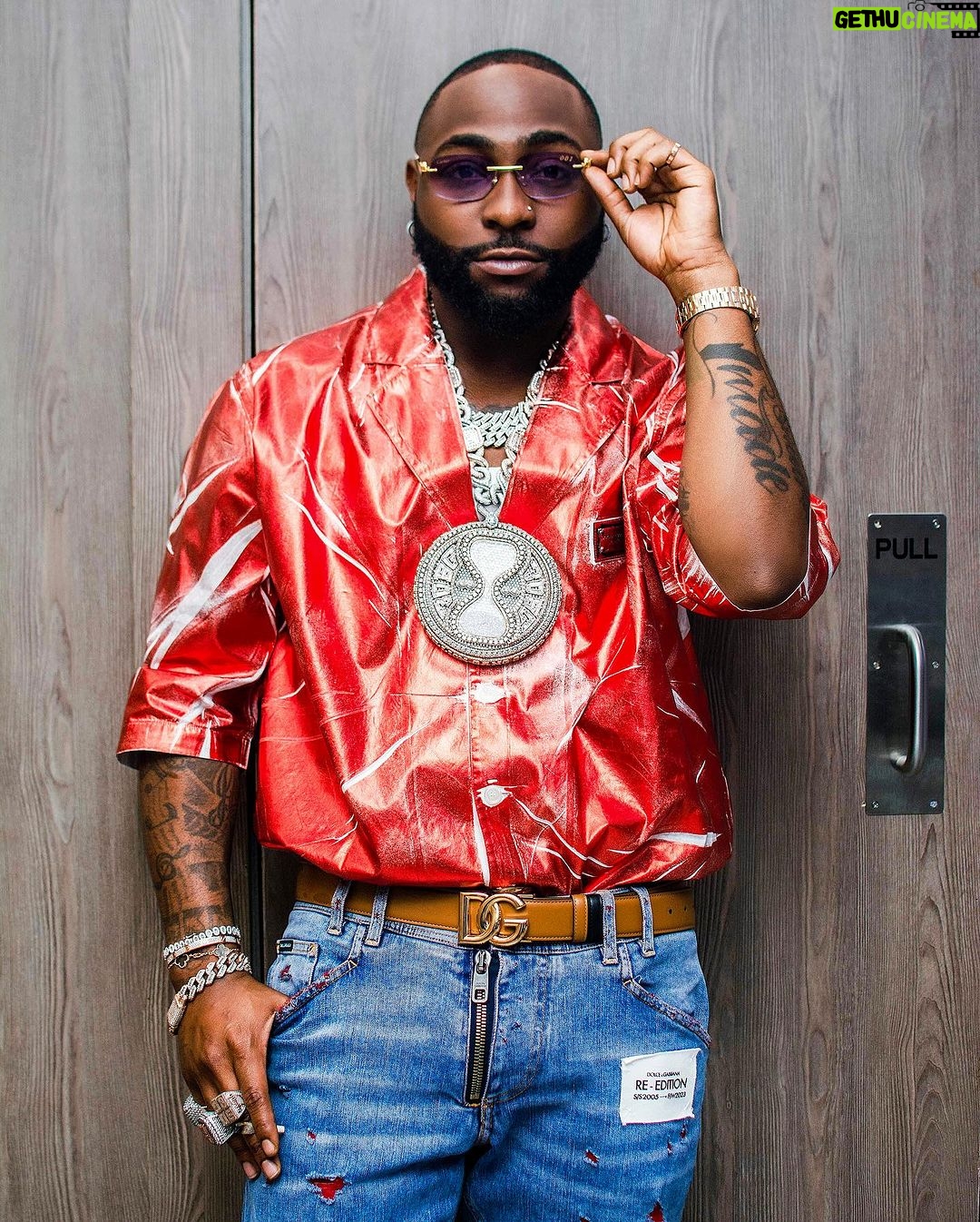 Davido Instagram - I CANT BE FUCKED WITH 🤯😈⏳🌎😍✌️ Lagos, Nigeria