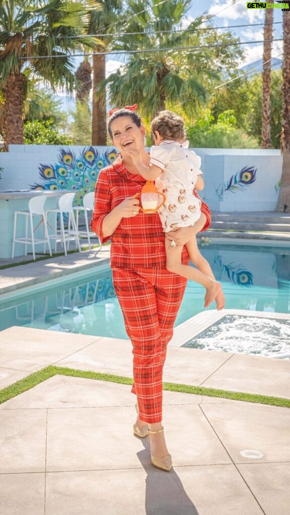 Dawn McCoy Instagram - Day-to-night Santa Mama 🎅🏼… in @TrinaTurk at @splashofink_ps .🎅🏼❤️🎄 📷: @andrewcabral_photography Hair: @happychick.tribe Palm Springs, California