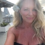 Deana Carter Instagram – PERFECT day today!! And a gardenia hair accessory straight from our garden! Happy Tuesday! 🥰💐 Bud & Alley’s Restaurant
