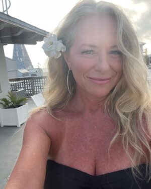 Deana Carter Instagram - PERFECT day today!! And a gardenia hair accessory straight from our garden! Happy Tuesday! 🥰💐