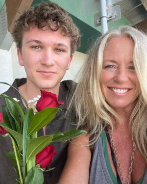 Deana Carter Instagram - As if still floating from the @opry last night isn’t enough 💕…my amazing @hayes_hicky picked me up at the airport with roses 🌹 for #MothersDay ! What an amazing young man! I am so Blessed he’s mine! 💝💝💝💝💝💝💝💝💝💝💝💝