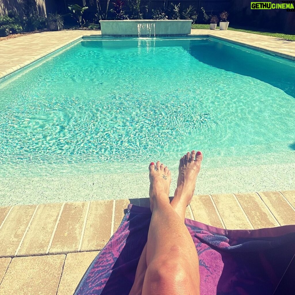 Deana Carter Instagram - Happy #weekendvibes & #TGIF y’all! Have a beautiful one! #Blessed #poolside #lovinlife ✝️ 🌞 🏝️ 👙 🥂