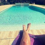 Deana Carter Instagram - Happy #weekendvibes & #TGIF y’all! Have a beautiful one! #Blessed #poolside #lovinlife ✝️ 🌞 🏝️ 👙 🥂