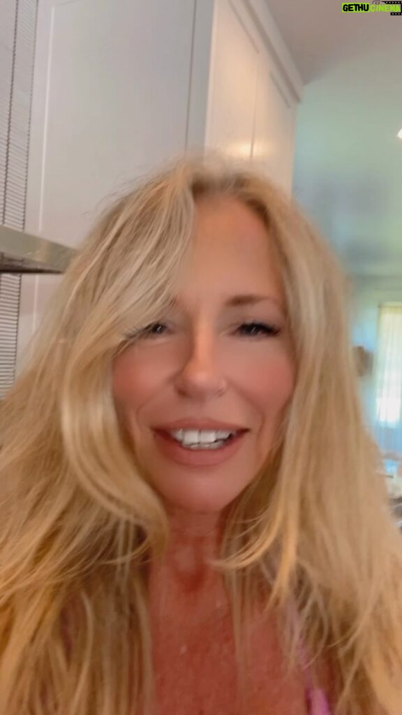 Deana Carter Instagram - Headin’ into the #weekend #healhty and #happy 💕 and wishing you the same! #TGIF #bewell #blessings #bikinilife 🙌🏻🏝️🌞 🙏🏻🥰
