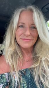 Deana Carter Instagram - EXCITING NEWS! Only 43 days until #CMAfest 50th! For information please go to: www.CMAfest.com @cma #cmafest