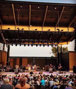 Deana Carter Instagram - Still beaming from being with these hot mamas last night at our @thedevonamp show!! The GIRLS are back in town!! 🙌🏻 @jodeemessina @jamieonealofficial I love you both! 💞🥰💞🥰💞🥰💞🥰💞🥰💞🥰