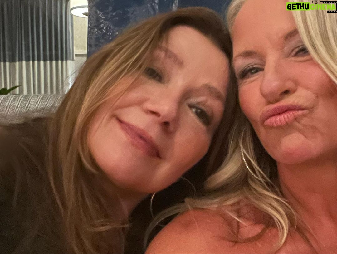 Deana Carter Instagram - This bunch is trouble & having a ball! πβ€οΈπβ€οΈ We love getting some QT with @matracaberg & @jeff_hanna_ngdb SO much love! #palmcoastsongwriterfestival Delfinos Fine Italian Restaurant