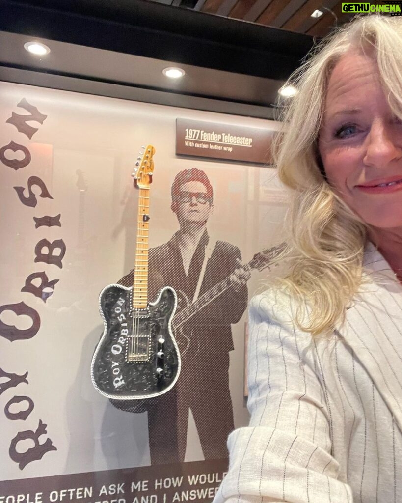 Deana Carter Instagram - Amazing place @songbirdsfoundation in #Chattanooga… in great company with all these amazing artist archives & history! ❤️💕❤️💕❤️💕❤️ @lorettalynnofficial @bbkingofficial @officialroyorbison Songbirds Foundation