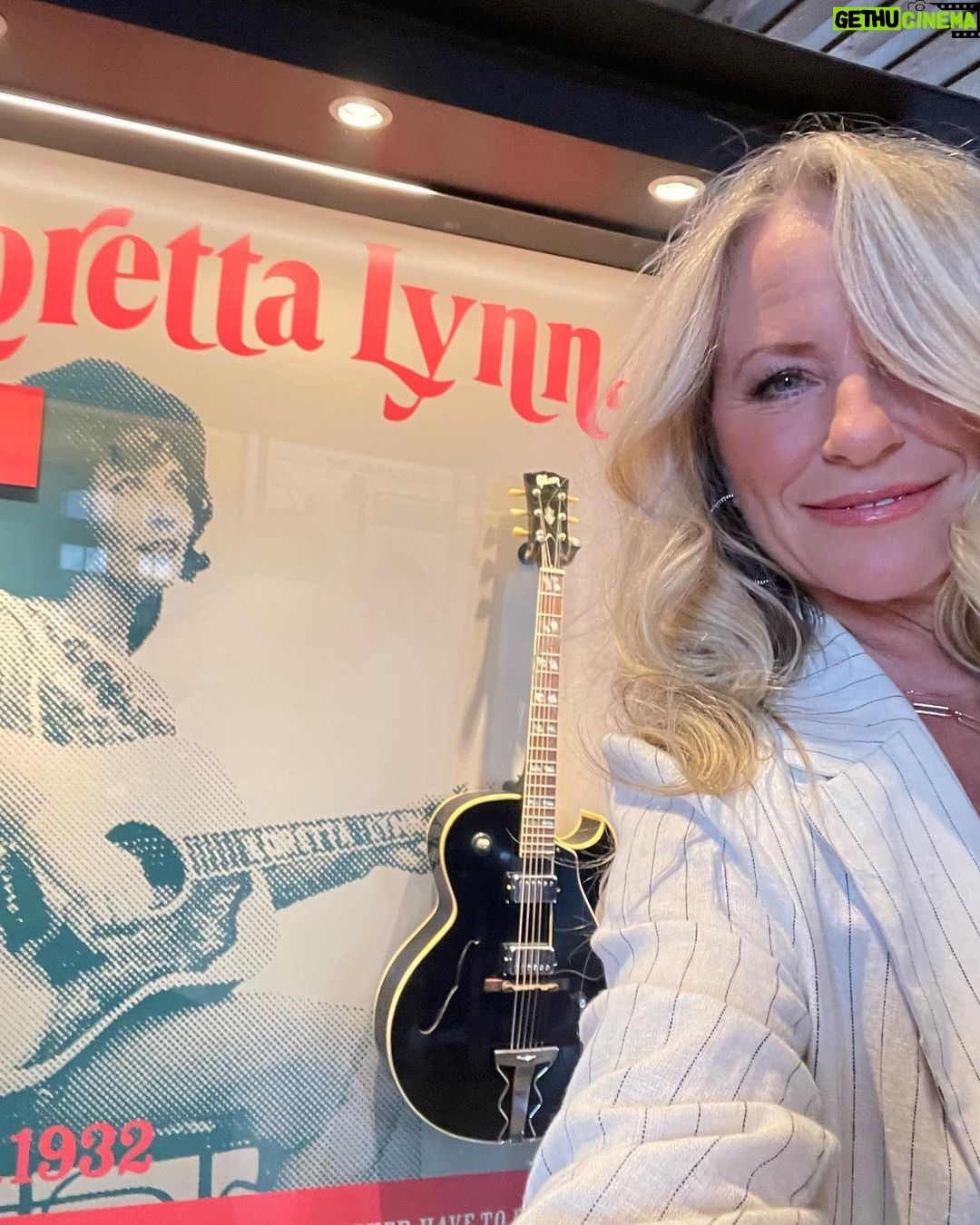 Deana Carter Instagram - Amazing place @songbirdsfoundation in #Chattanooga… in great company with all these amazing artist archives & history! ❤️💕❤️💕❤️💕❤️ @lorettalynnofficial @bbkingofficial @officialroyorbison Songbirds Foundation