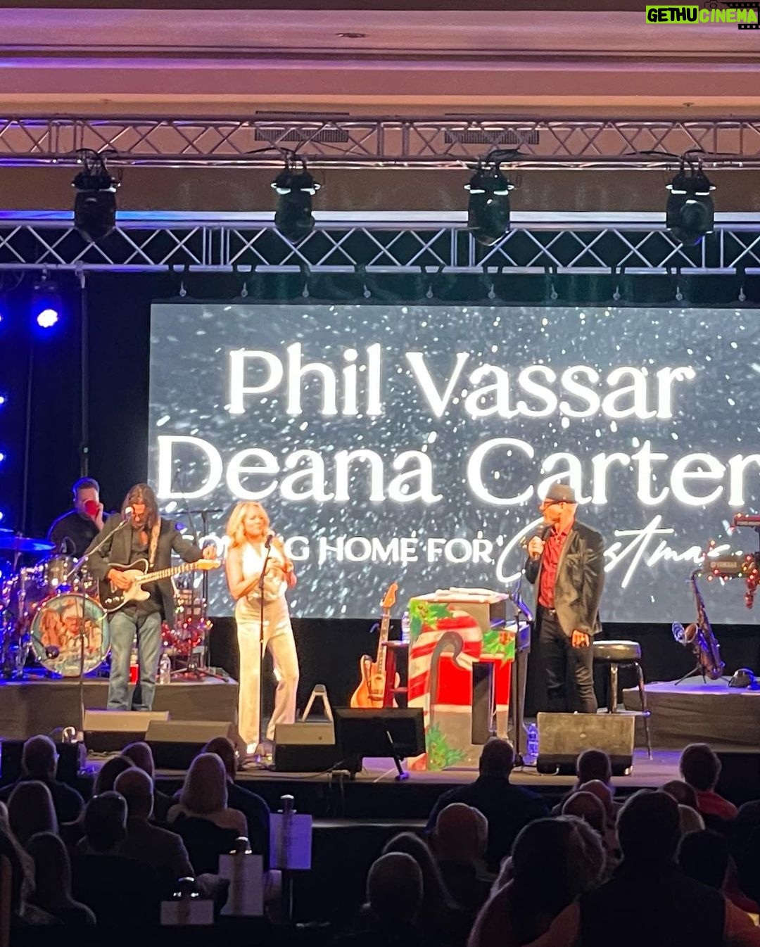 Deana Carter Instagram - Awesome time w/ @philvassar , @thecharlestonplace ! The @rivieratheater in one of my FAV towns on earth! #THANKYOU #CharlestonSC ❤️🎄❤️🎄❤️🎄❤️