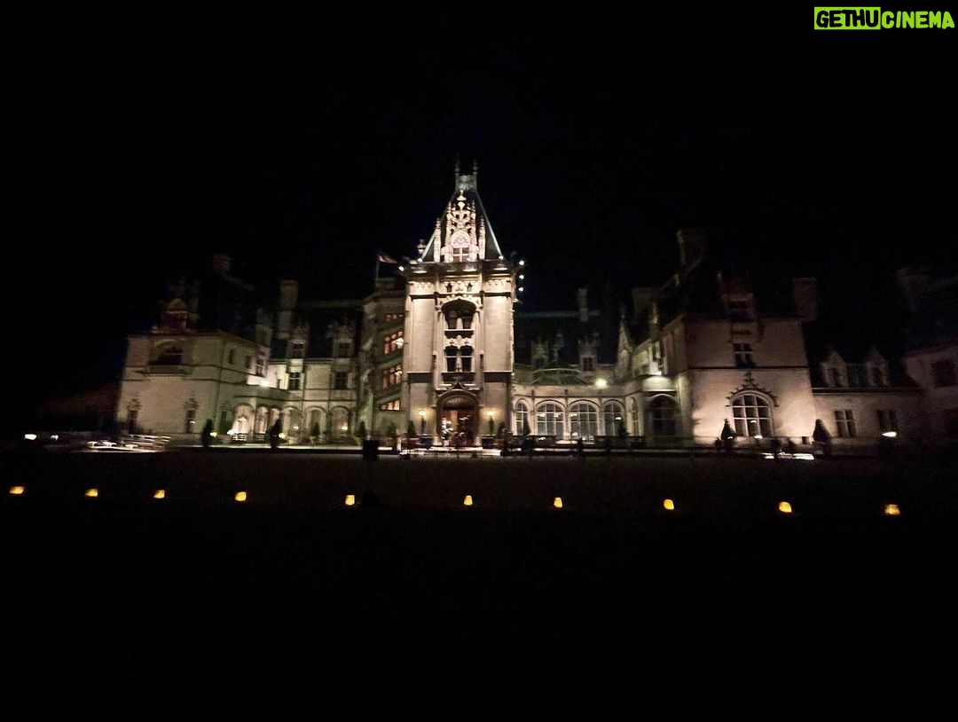 Deana Carter Instagram - Wonderful visit today around @biltmoreestate in #AshevilleNC ! HIGHLY recommend if you havenโt seen it yet?? ๐ฐ ๐๐ Biltmore Estate Ashville Nc