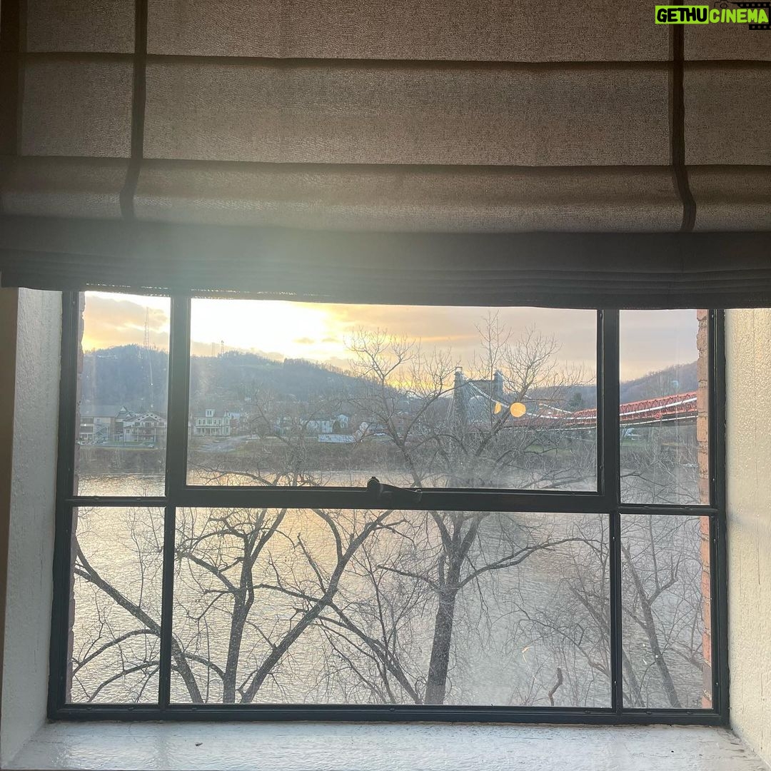 Deana Carter Instagram - Gorgeous day, gorgeous town! Perfect for a #cominghomeforchristmastour with @philvassar 🙌🏻🎄🥰 #ComingHomeForChristmas #wheelingWV